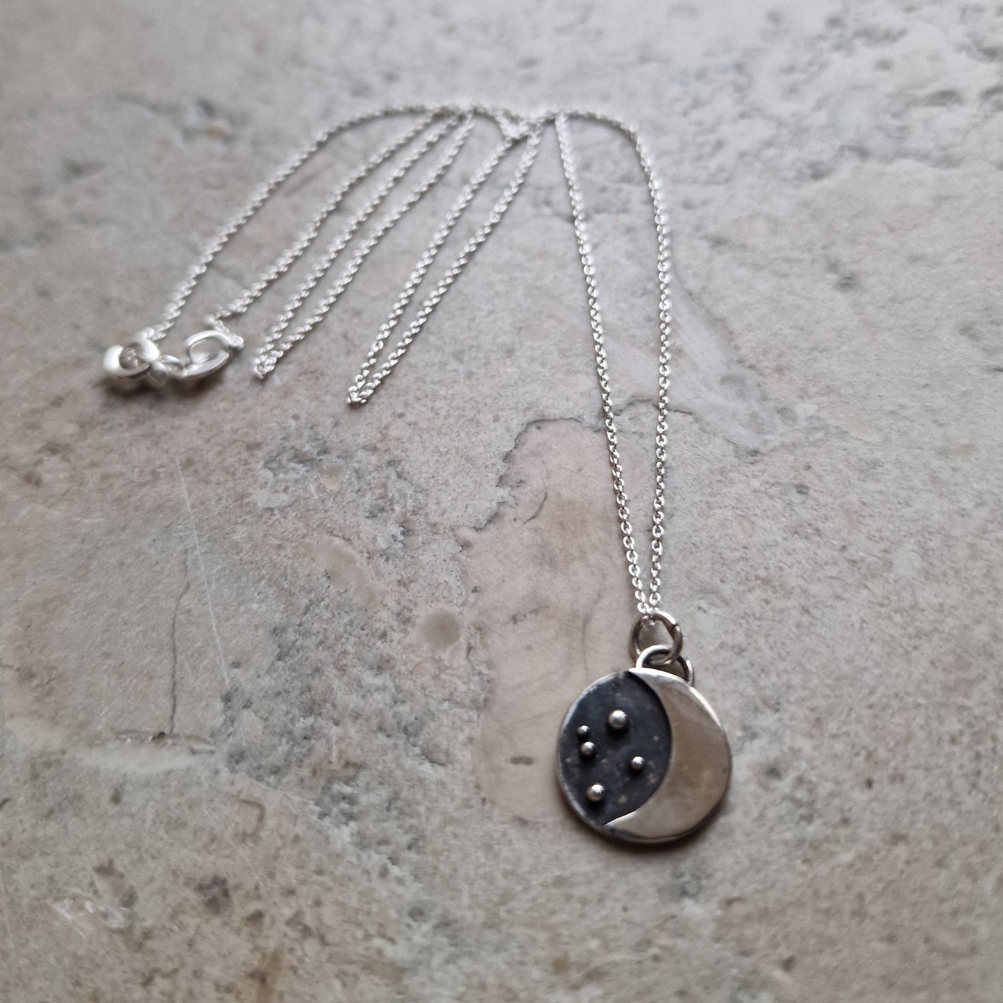 Halsband natthimmel levereras med en 45centimeter lång silverkedja - Vatlings smycken