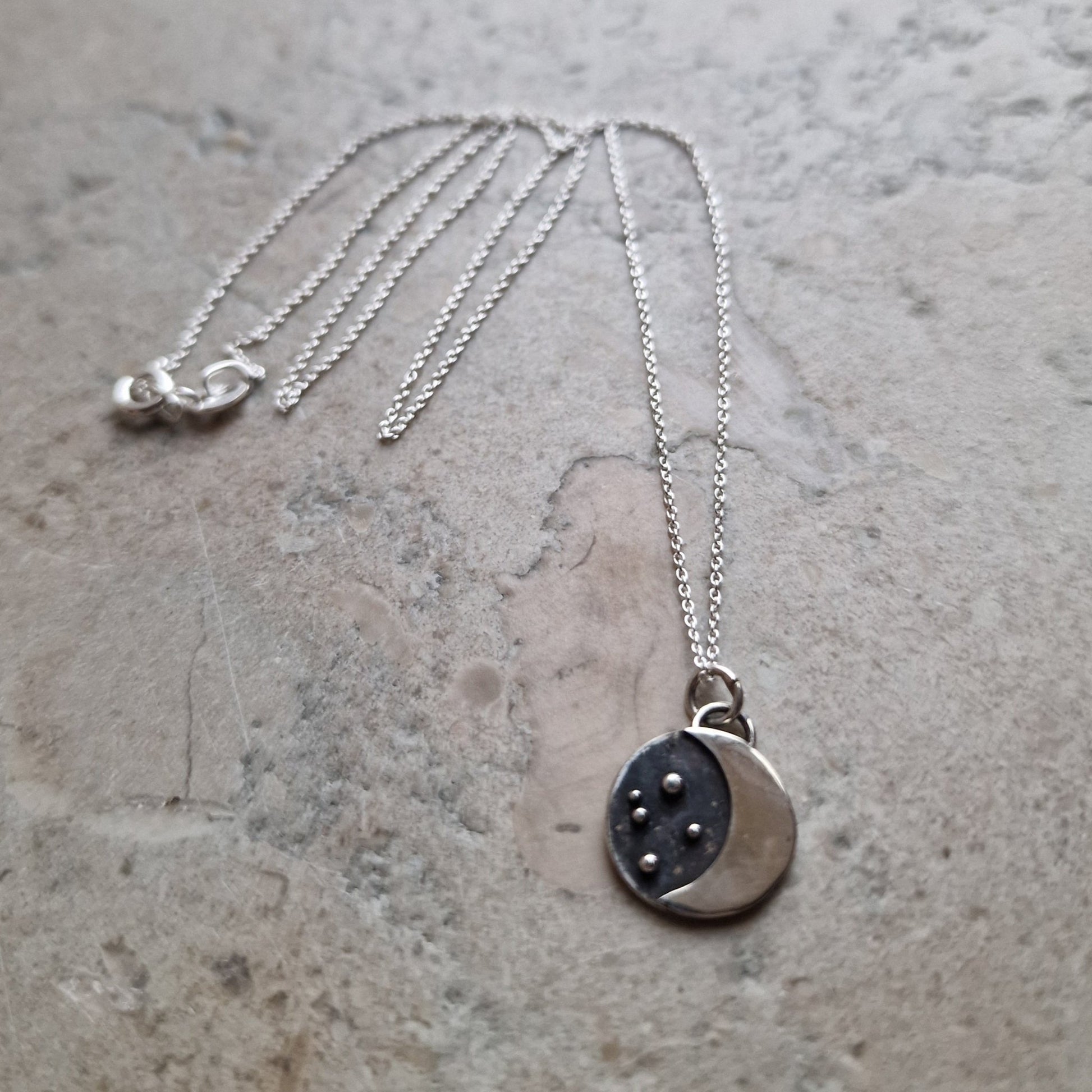 Halsband natthimmel levereras med en 45centimeter lång silverkedja - Vatlings smycken