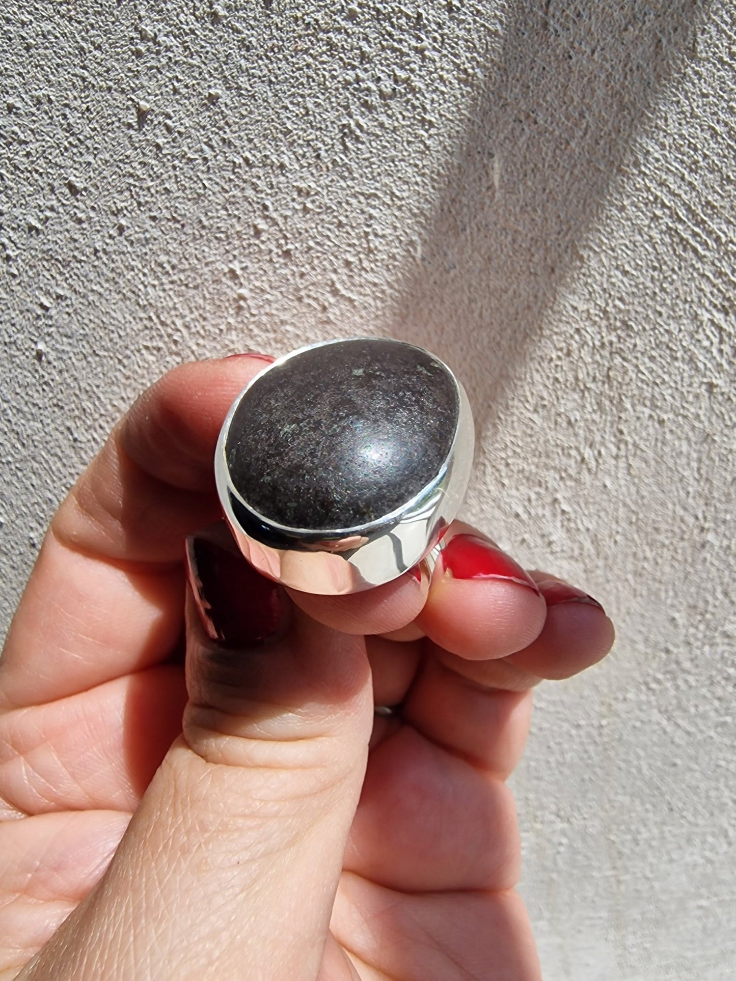 Handgjord Josefin strandstensring med en hög, gråsvart strandsten infattad i silver. Ringbandet är justerbart - Vatlings smycken