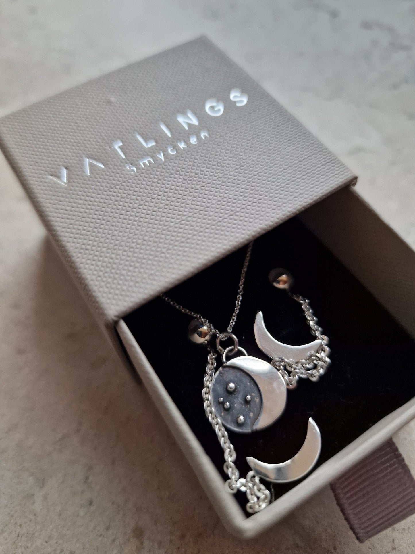 Månörhängen på kedja passar bra ihop med Debbie runt månhalsband - Vatlings smycken