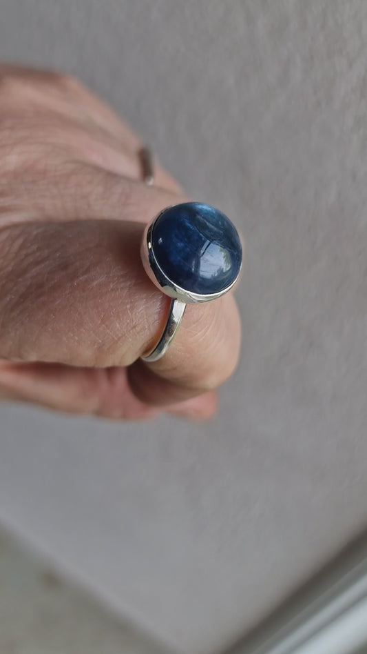 Unik silverring med cirkelformad kyanit