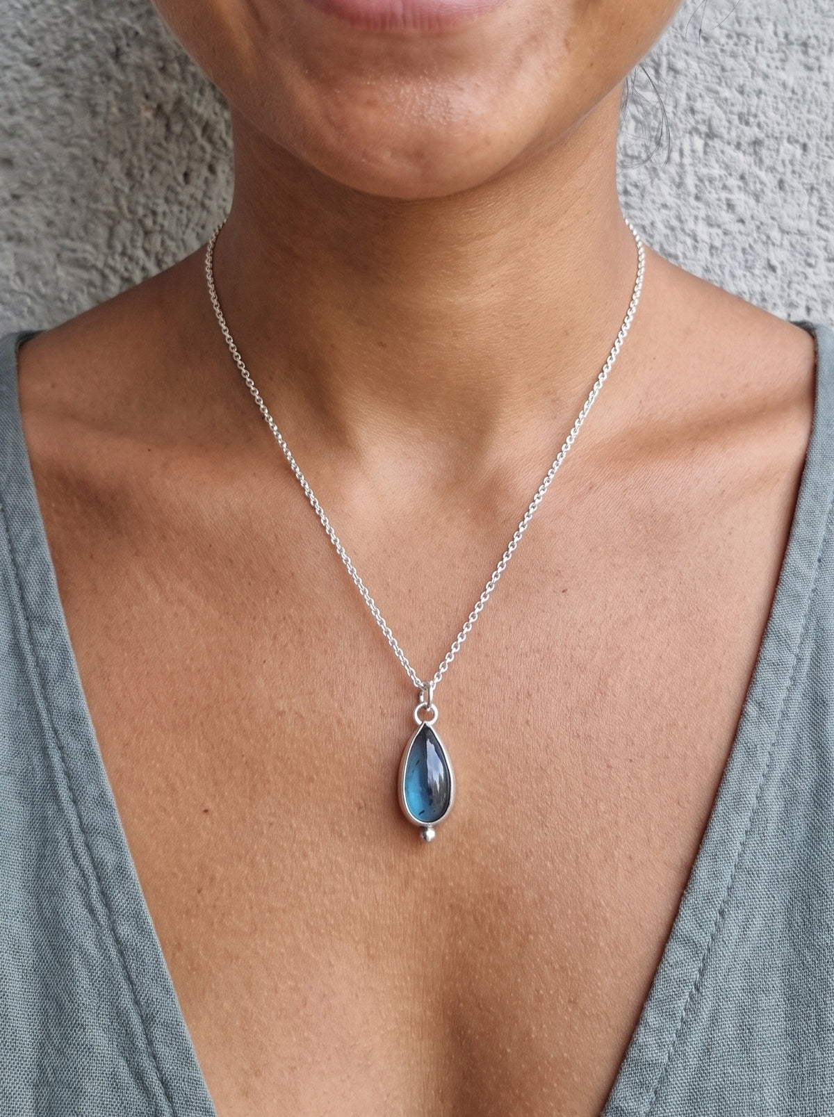 Unik handsmitt halsband med vacker tealblå kyanit