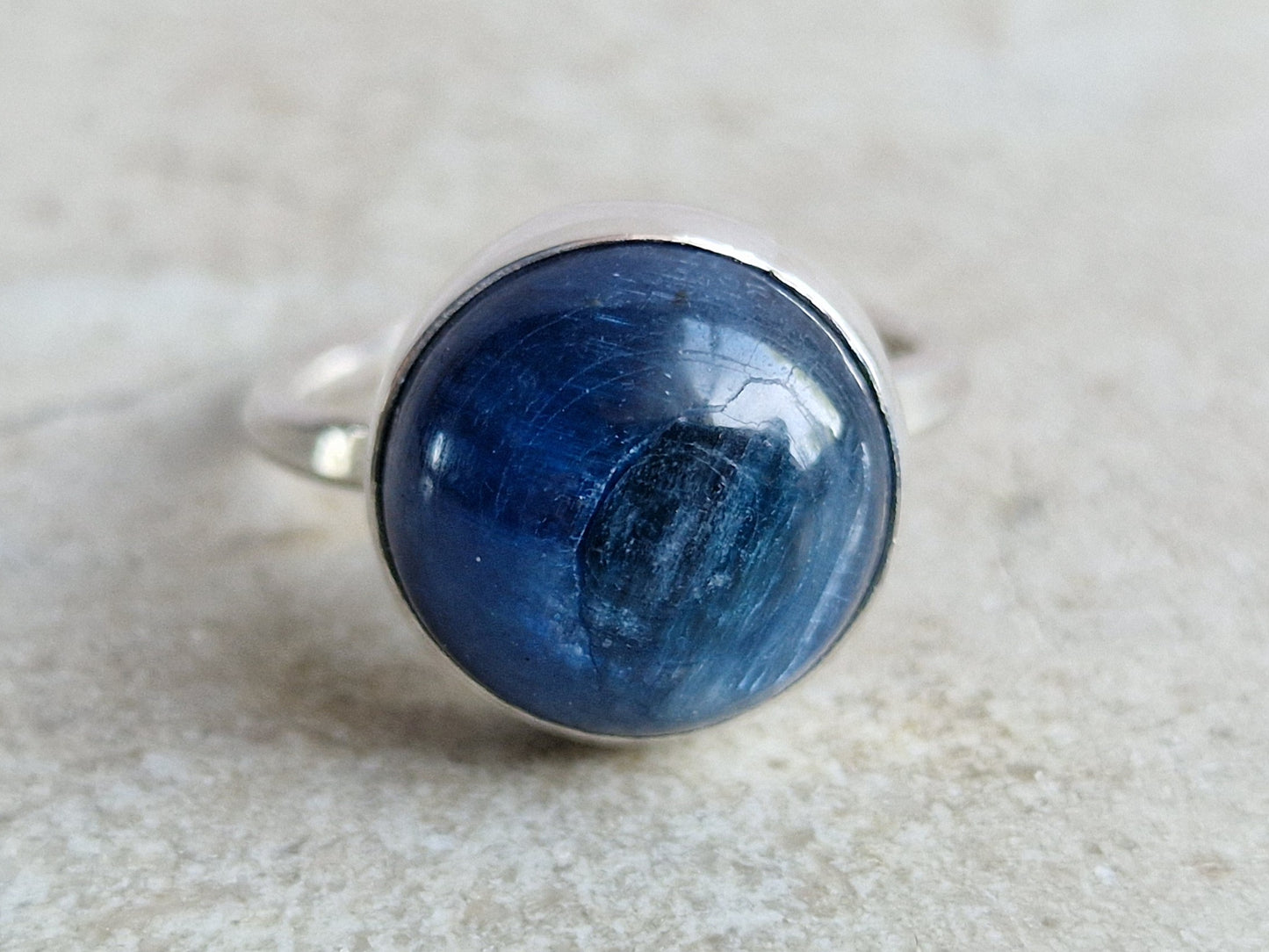 Unik silverring med cirkelformad kyanit