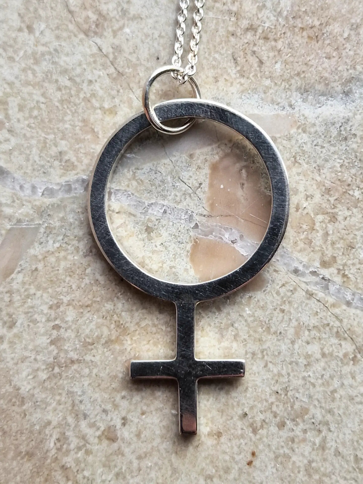 Debbie halsband med XL kvinnosymbol - Silver