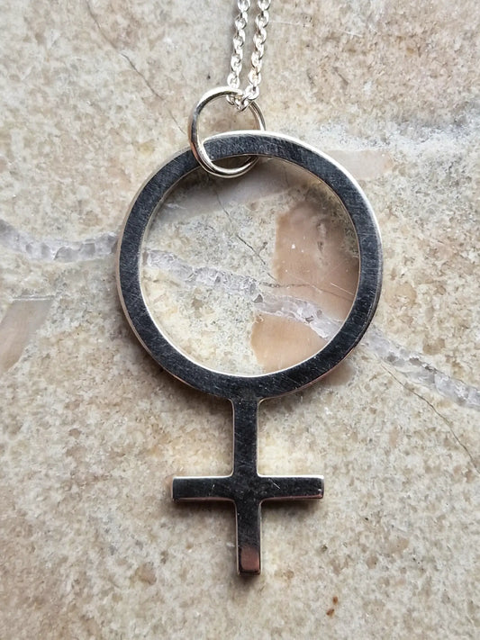Debbie halsband med XL kvinnosymbol - Silver