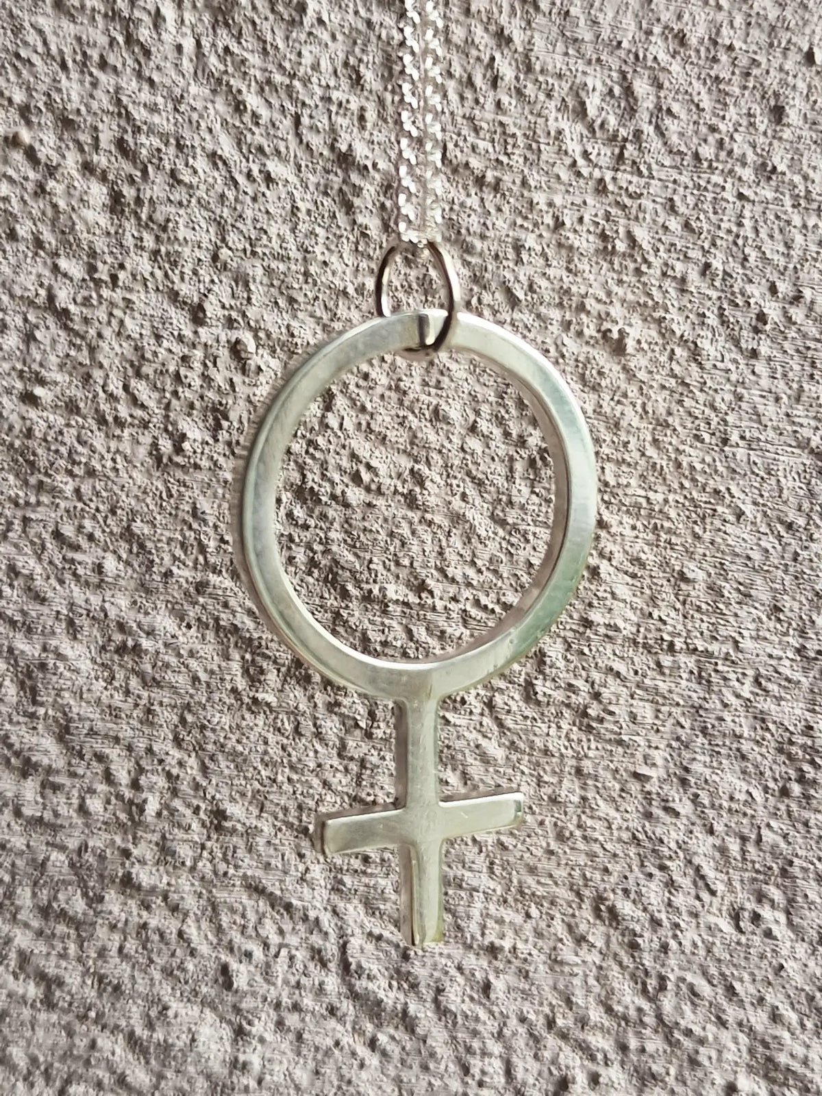 Debbie halsband med XL kvinnosymbol - Silver