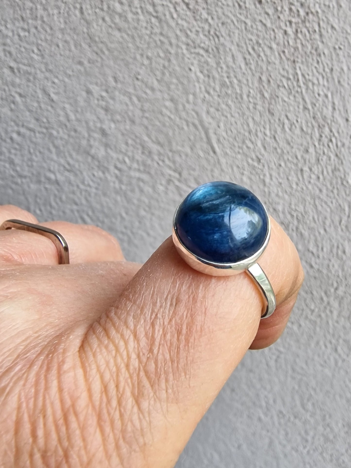 Unik silverring med cirkelformad kyanit