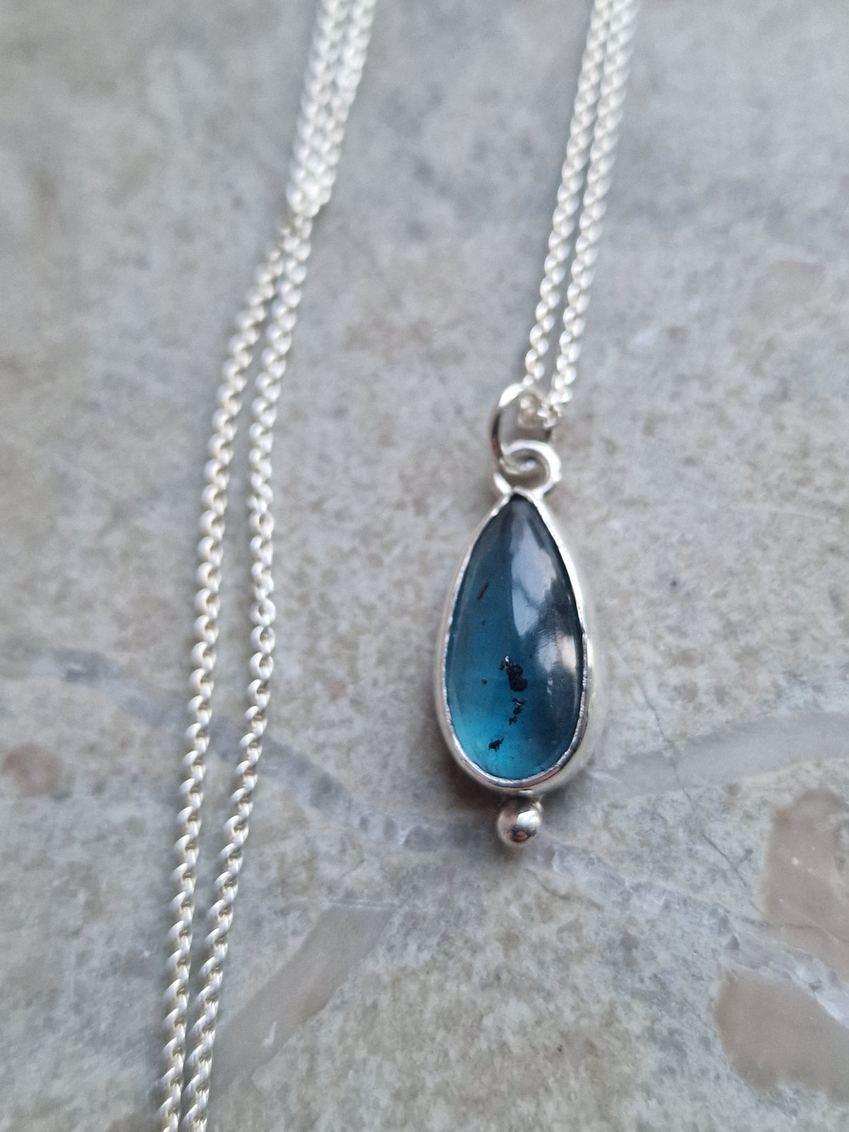 Unik handsmitt halsband med vacker tealblå kyanit