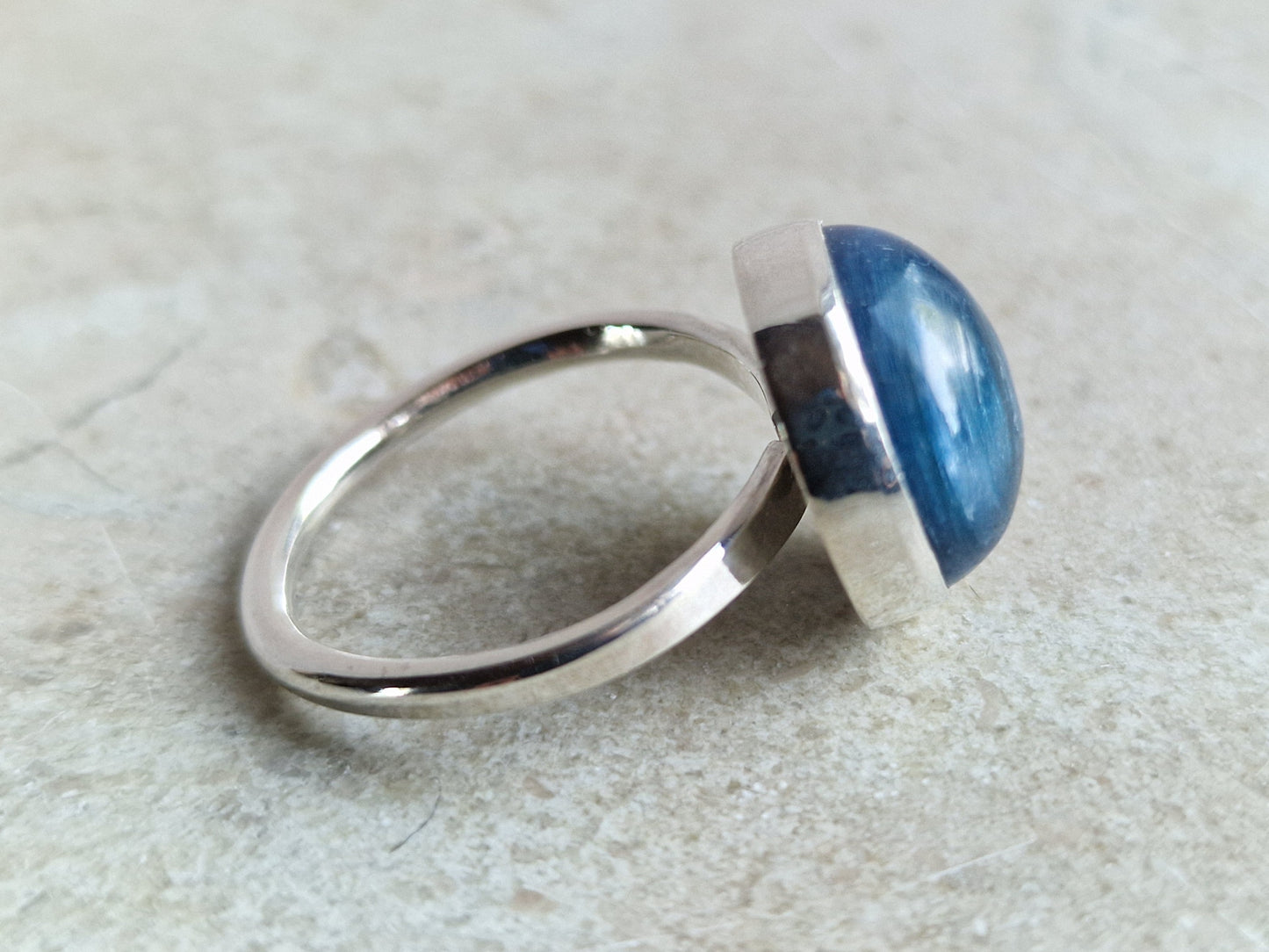 Unik silverring med cirkelformad kyanit