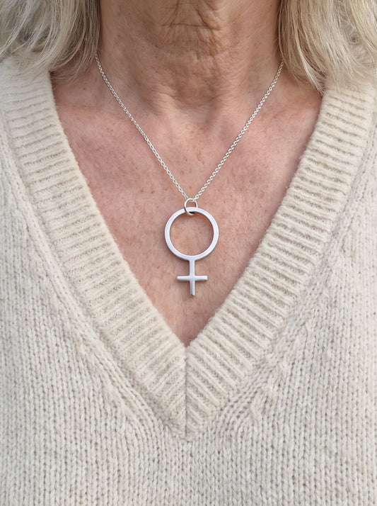 Debbie halsband med XL kvinnosymbol - Silver