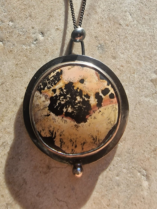 Unik handgjort halsband med honungsdendrit i närbild. Stenen är svart, rosa och gräddvit - Vatlings smycken