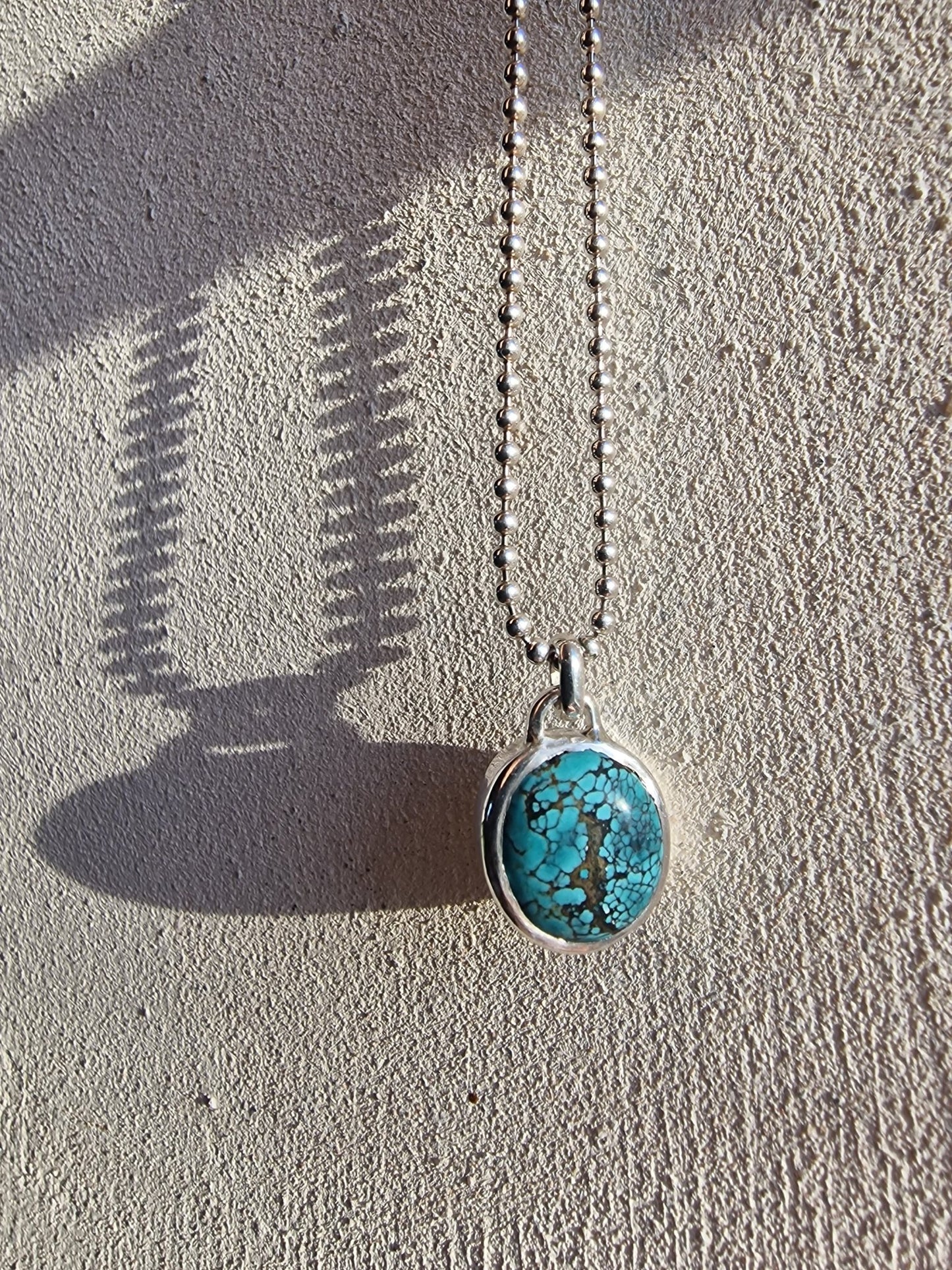 Unik handsmitt halsband med hubei-turkos infattad i sterling silver, stenen har en vacker färg - Vatlings smycken