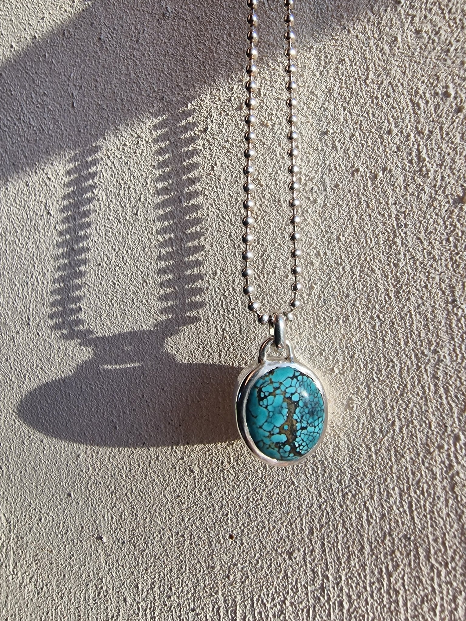 Unik handsmitt halsband med hubei-turkos infattad i sterling silver, stenen har en vacker färg - Vatlings smycken