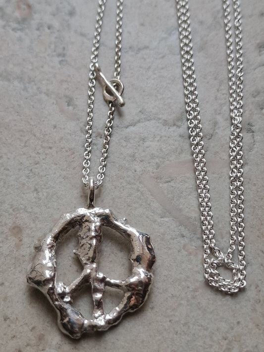 Unik rå fredshalsband är alla olika varandra och handgjorda av silver - Vatlings smycken