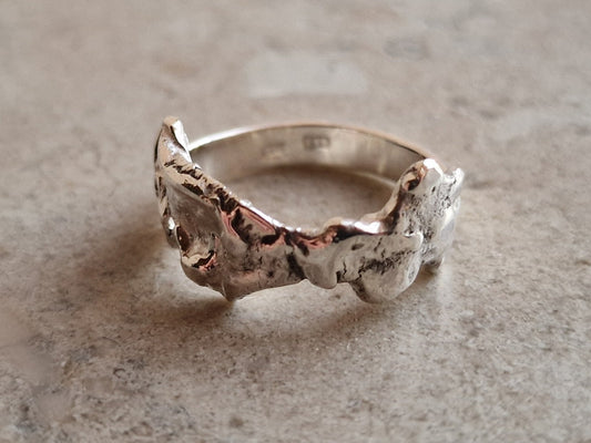 Unik rå silverring gjord av återvunnet silver i en grovhuggen textur - Vatlings smycken