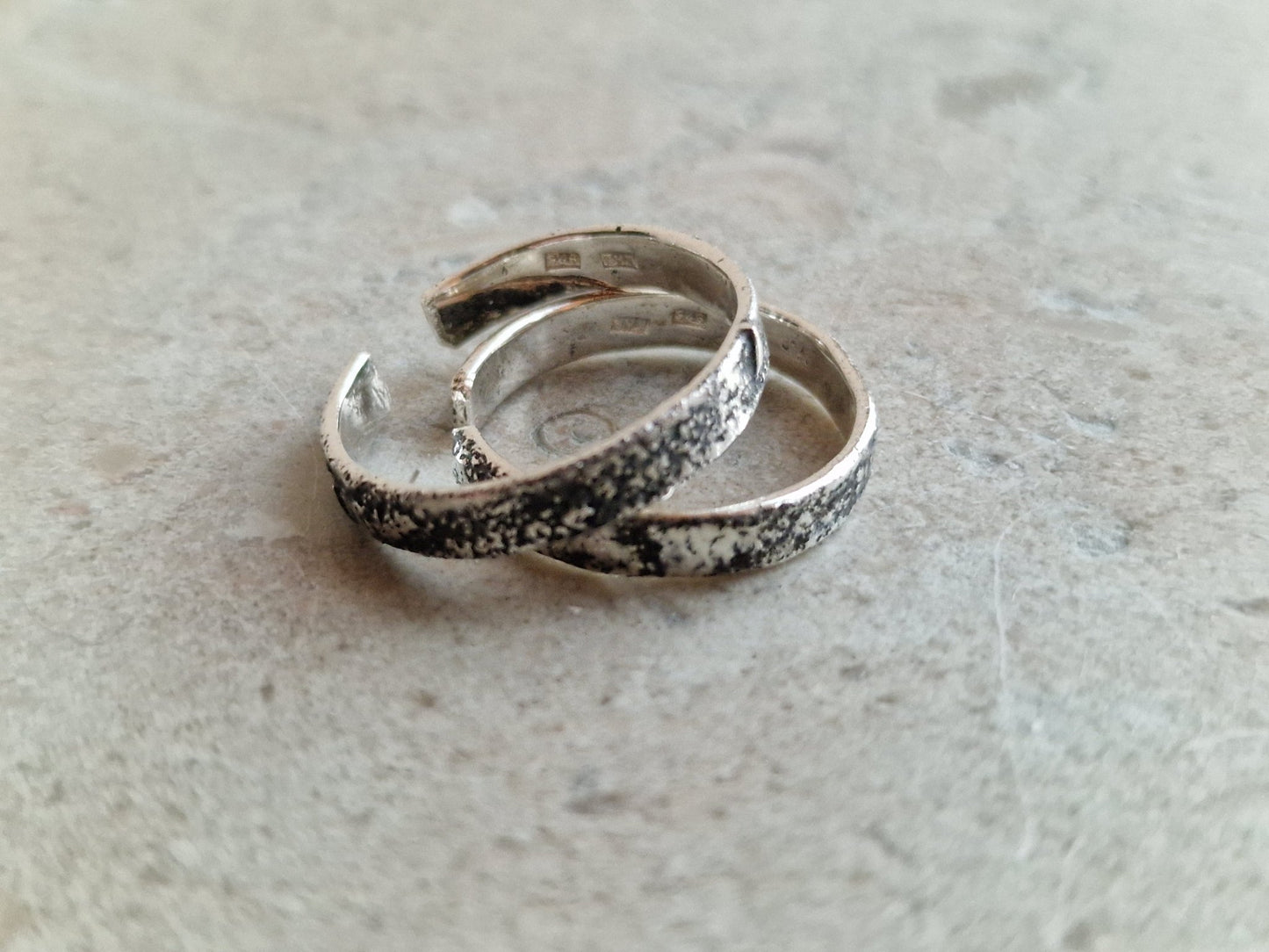 Unik rå stackerring, en lättburen handgjord silverring med justerbar storlek - Vatlings smycken