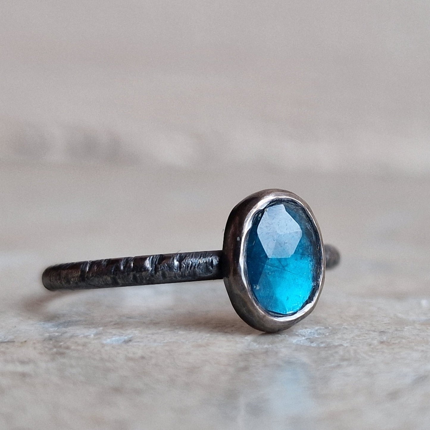 Unik ring med kyanit har ett patinerat ringband - Vatlings smycken