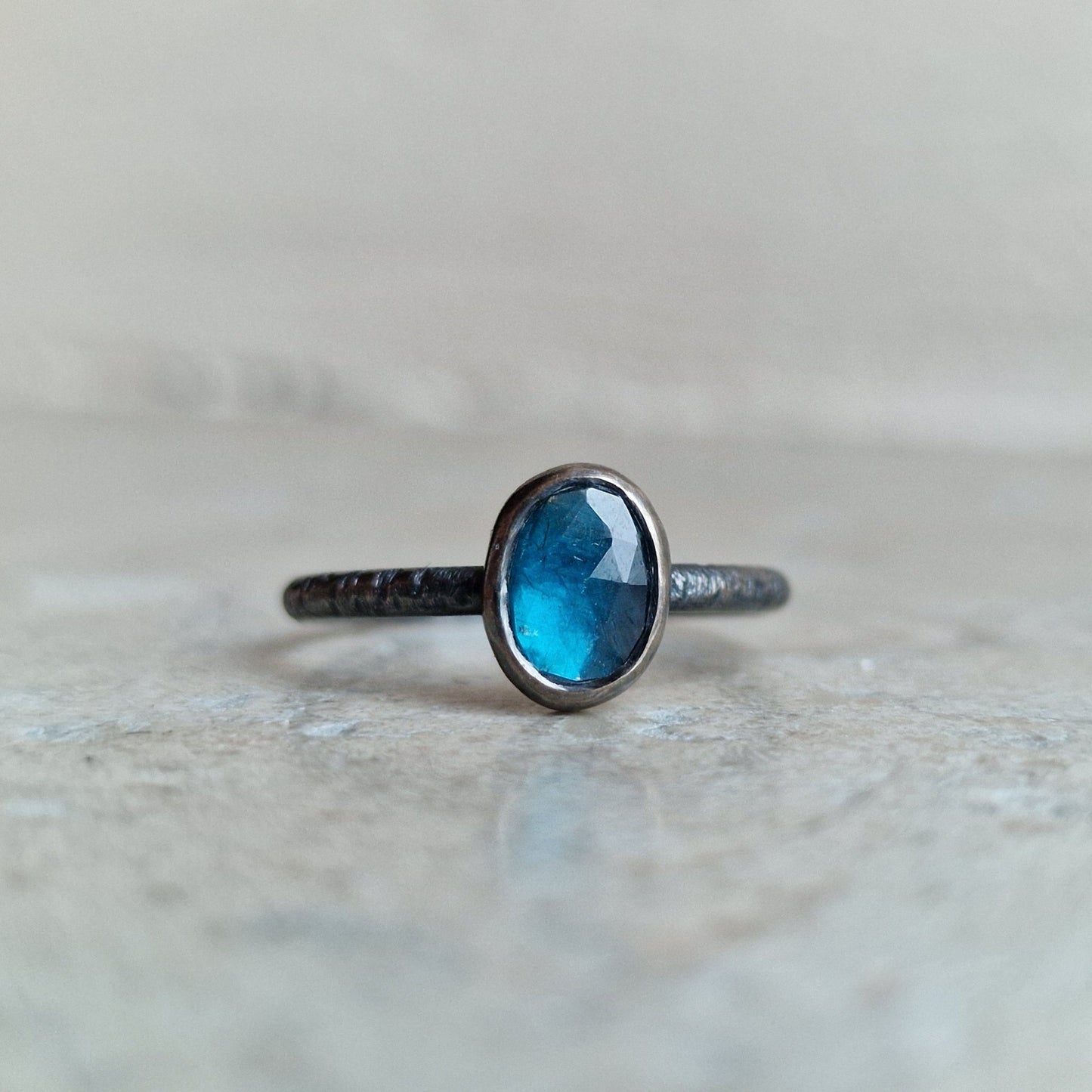Handgjord silverring med infattad kyanitsten, oxiderad med patinerat ringband - Vatlings smycken