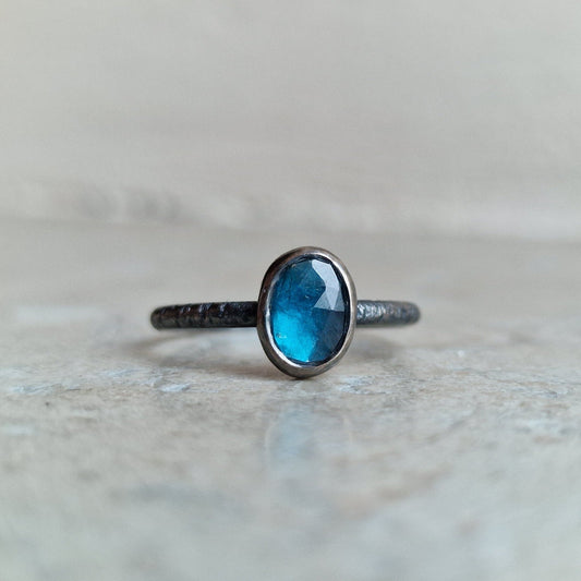 Handgjord silverring med infattad kyanitsten, oxiderad med patinerat ringband - Vatlings smycken