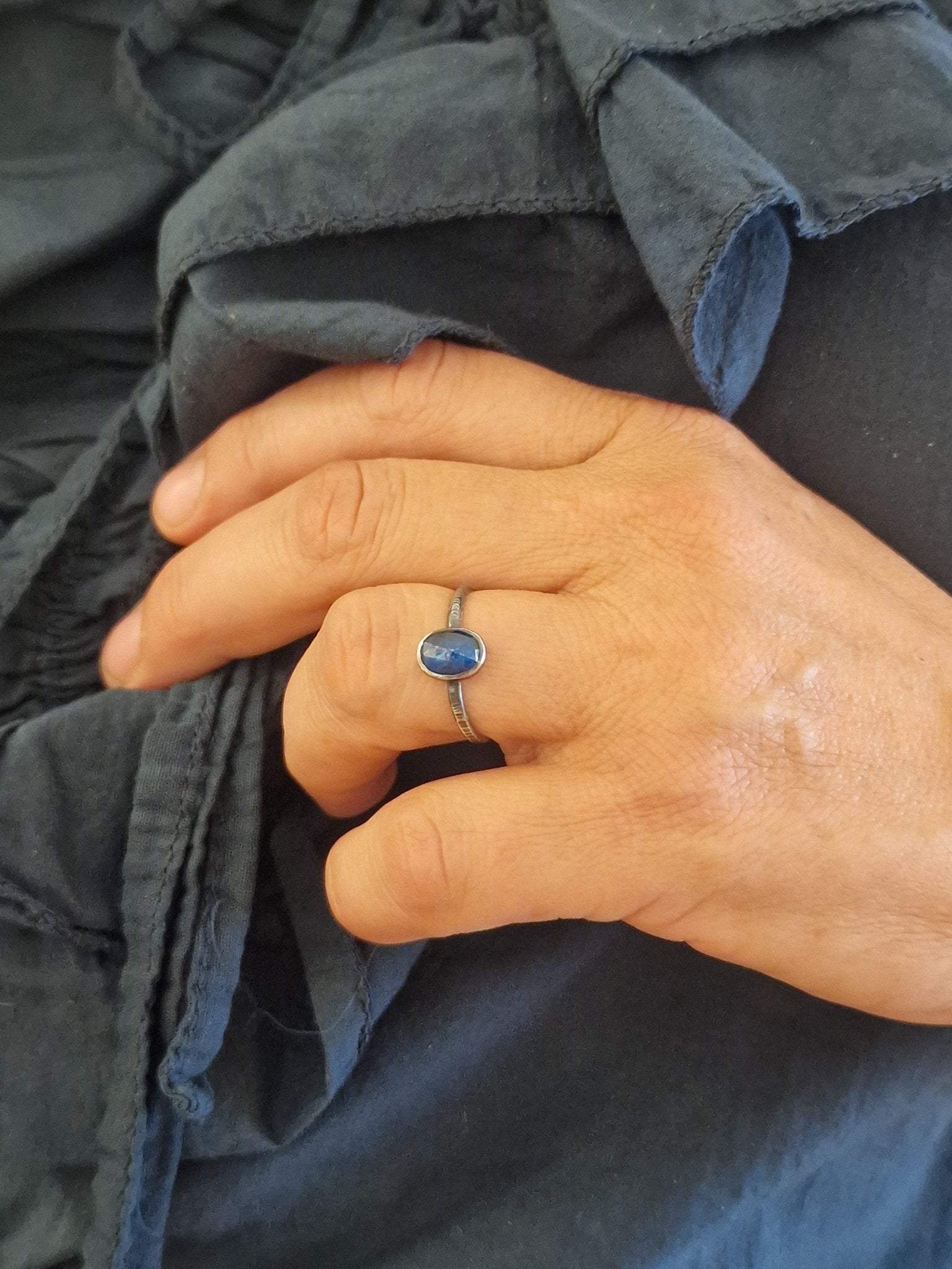 Unik handsmidd silverring med kyanit som är vackert tealfärgad - Vatlings smycken