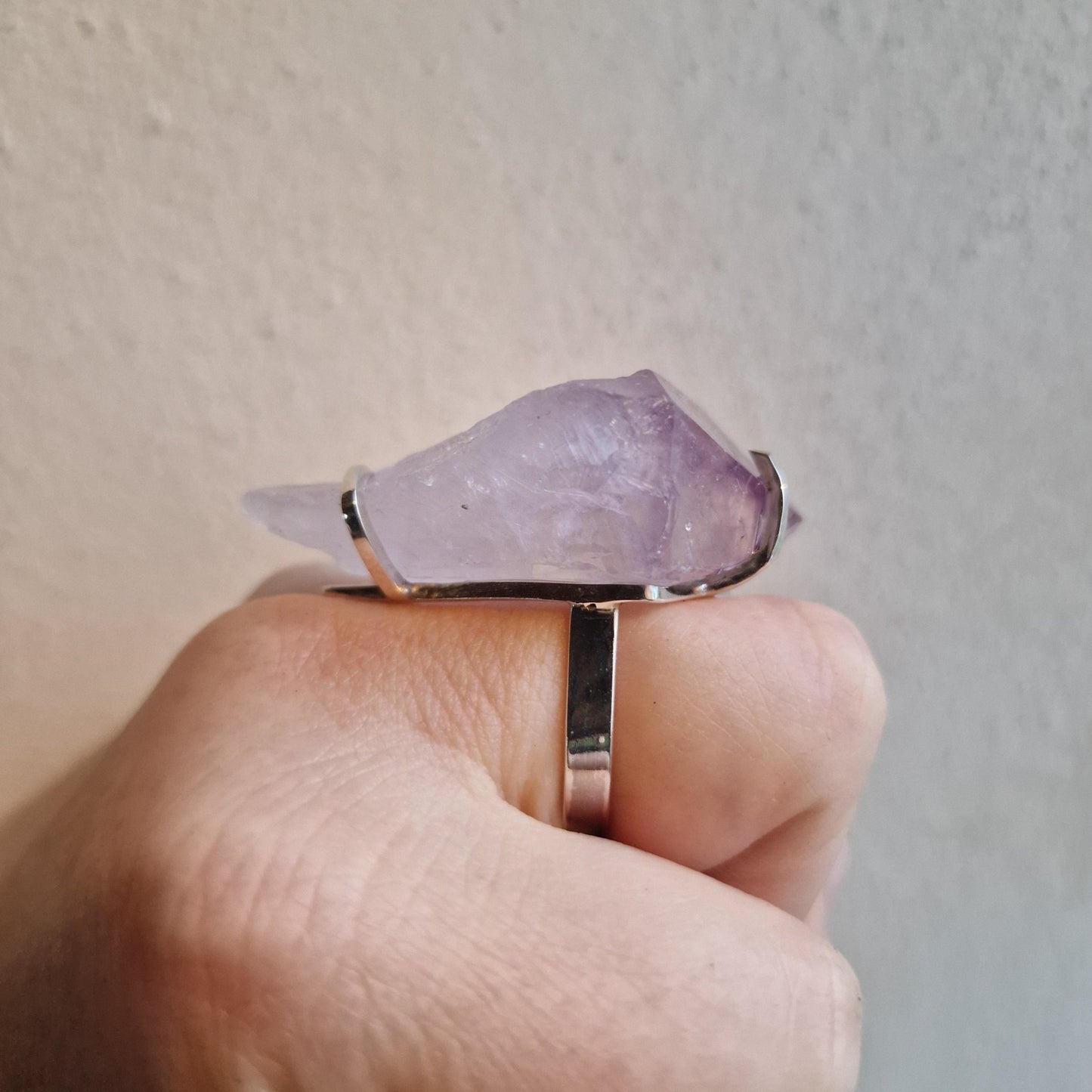Unik stor ametistring sedd från sidan på hand, en stor och unik ring - Vatlings smycken