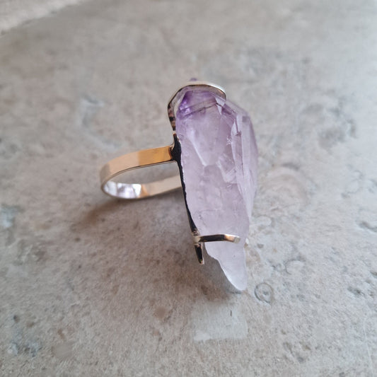 Unik stor ametistring sedd från sidan. Stenen är fäst med silverklor - Vatlings smycken